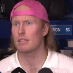 Une tuile tombe sur la tête de Patrik Laine et il apprend une très mauvaise nouvelle