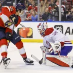 1er janvier 2022 ; Sunrise, Floride, États-Unis ; l'ailier gauche des Panthers de la Floride, Mason Marchment (17), passe la rondelle devant le gardien des Canadiens de Montréal, Sam Montembeault (35), durant la deuxième période à la FLA Live Arena.