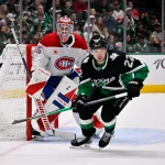 4 janvier 2026 ; Dallas, Texas, États-Unis ; le gardien des Canadiens de Montréal, Sam Montembeault (35), et le centre des Stars de Dallas, Mavrik Bourque (22), se disputent la rondelle lors du match opposant les Stars aux Canadiens à l'American Airlines Center.
