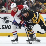 21 décembre 2025 ; Pittsburgh, Pennsylvanie, États-Unis ; Oliver Kapanen (91), centre des Canadiens de Montréal, et Rickard Rakell (67), ailier droit des Penguins de Pittsburgh, se disputent une rondelle libre durant la deuxième période au PPG Paints Arena.