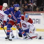 2 avril 2026 ; New York, État de New York, États-Unis ; le gardien des Canadiens de Montréal, Jacob Fowler (32), repousse un tir au but de l'ailier gauche des Rangers de New York, Adam Sykora (38), en troisième période au Madison Square Garden.