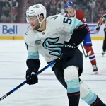 Shane Wright à Montréal: une offre d'échange impliquant le centre de 22 ans et le Canadien fait réagir 29 octobre 2024 ; Montréal, Québec, Canada ; Shane Wright (51), attaquant des Kraken de Seattle, joue le palet lors de la troisième période du match contre les Canadiens de Montréal au Centre Bell.