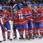 Scoop: un joueur du Canadien serait maintenant disponible sur le marché des transactions 22 novembre 2025 ; Montréal, Québec, Canada ; Les joueurs des Canadiens de Montréal célèbrent leur victoire contre les Maple Leafs de Toronto au Centre Bell.
