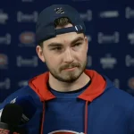 L'attaquant du Canadien de Montréal, Kirby Dach, en conférence de presse devant les médias.