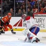 6 mars 2026 ; Anaheim, Californie, États-Unis ; Beckett Sennecke (45), ailier droit des Ducks d'Anaheim, tire au but face au gardien des Canadiens de Montréal, Samuel Montembeault (35), durant la deuxième période au Honda Center.