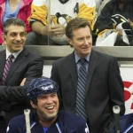 Marc Messier qui interprète Marc Gagnon, entraîneur-chef du National de Québec dans la série Lance et Compte, de Réjean Tremblay.