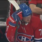 L'attaquant Kirby Dach, au banc du Canadien de Montréal, en douleur.
