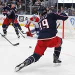 17 novembre 2025 ; Columbus, Ohio, États-Unis ; Adam Fantilli (19), centre des Blue Jackets de Columbus, tente un tir du poignet contre les Canadiens de Montréal lors de la deuxième période à la Nationwide Arena.