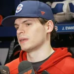 L'attaquant du Canadien de Montréal, Jake Evans, en entrevue devant les médias.