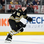 24 septembre 2023 ; Boston, Massachusetts, États-Unis ; le défenseur des Bruins de Boston, Reilly Walsh (92), patine en zone neutre durant la troisième période contre les Rangers de New York au TD Garden.