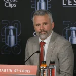 L'entraîneur-chef du Canadien de Montréal, Martin St-Louis, en conférence de presse devant les médias.
