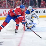 12 mai 2026; Montréal, Québec, Canada; L'attaquant des Canadiens de Montréal, Kirby Dach (77), tente de s'emparer de la rondelle devant le gardien des Sabres de Buffalo, Ukko-Pekka Luukkonen (1), durant la troisième période du quatrième match de la deuxième ronde des séries éliminatoires de la Coupe Stanley 2026 au Centre Bell.
