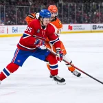 15 mars 2026; Montréal, Québec, Canada; Alexandre Texier (85), ailier gauche des Canadiens de Montréal, joue la rondelle contre Cutter Gauthier (61), ailier gauche des Ducks d'Anaheim, durant la première période au Centre Bell.