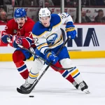 17 décembre 2024; Montréal, Québec, Canada; L'ailier droit des Sabres de Buffalo, Jack Quinn (22), joue la rondelle contre le défenseur des Canadiens de Montréal, Arber Xhekaj (72), durant la troisième période au Centre Bell.