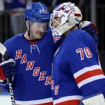 9 novembre 2023 ; New York, État de New York, États-Unis ; l'ailier gauche des Rangers de New York, Alexis Lafrenière (13), célèbre la victoire avec le gardien Louis Domingue (70) après avoir vaincu le Wild du Minnesota au Madison Square Garden.