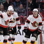 4 octobre 2022; Montréal, Québec, Canada; L'attaquant des Sénateurs d'Ottawa, Claude Giroux (28), célèbre avec ses coéquipiers après avoir marqué un but contre le gardien des Canadiens de Montréal, Sam Montembeault (35), en deuxième période au Centre Bell.