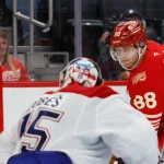 9 octobre 2025 ; Détroit, Michigan, États-Unis ; Patrick Kane (88), ailier droit des Red Wings de Détroit, patine avec la rondelle en deuxième période contre les Canadiens de Montréal à la Little Caesars Arena.