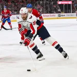 21 octobre 2023; Montréal, Québec, Canada; Anthony Mantha (39), ailier droit des Capitals de Washington, contrôle la rondelle face aux Canadiens de Montréal durant la première période au Centre Bell.