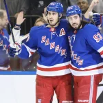 15 février 2024 ; New York, État de New York, États-Unis ; Chris Kreider (20), ailier gauche des Rangers de New York, célèbre avec le centre Mika Zibanejad (93) après avoir marqué un but en deuxième période contre les Canadiens de Montréal au Madison Square Garden.