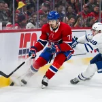 18 janvier 2025; Montréal, Québec, Canada; Le défenseur des Canadiens de Montréal, Arber Xhekaj (72), défend la rondelle contre lui le long de la bande durant la première période au Centre Bell.