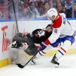 1er mars 2025 ; Buffalo, New York, États-Unis ; le défenseur des Canadiens de Montréal, Mike Matheson (8), met en échec le centre des Sabres de Buffalo, Peyton Krebs (19), alors qu'ils se disputent une rondelle libre durant la deuxième période au KeyBank Center.