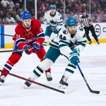 14 mars 2026 ; Montréal, Québec, Canada ; l'ailier gauche des Sharks de San Jose, Kiefer Sherwood (44), joue la rondelle contre le centre des Canadiens de Montréal, Oliver Kapanen (91), durant la première période au Centre Bell.