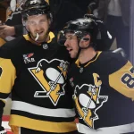 Anthony Mantha se rapproche de Montréal: une excellente nouvelle se confirme pour Kent Hughes 13 décembre 2025 ; Pittsburgh, Pennsylvanie, États-Unis ; Anthony Mantha (39), ailier droit des Penguins de Pittsburgh, et Sidney Crosby (87), centre, célèbrent un but marqué par Crosby contre les Sharks de San José au cours de la première période à la PPG Paints Arena.