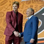 7 juillet 2022; Montréal, Québec, CANADA; Pavel Mintyukov serre la main du commissaire de la LNH, Gary Bettman, après avoir été sélectionné au dixième rang par les Ducks d'Anaheim lors de la première ronde du repêchage 2022 de la LNH au Centre Bell.