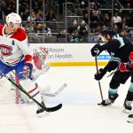 6 décembre 2022 ; Seattle, Washington, États-Unis ; Shane Wright (51), centre du Kraken de Seattle, tire au but face aux Canadiens de Montréal lors de la première période à la Climate Pledge Arena.