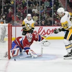 22 septembre 2025; Montréal, Québec, Canada; Le gardien des Canadiens de Montréal, Sam Montembeault (35), effectue un arrêt face à l'attaquant des Penguins de Pittsburgh, Anthony Mantha (39), durant la première période au Centre Bell.