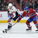 17 février 2024; Montréal, Québec, Canada; L'attaquant des Capitals de Washington, Anthony Mantha (39), contrôle la rondelle tandis que le défenseur des Canadiens de Montréal, Jayden Struble (47), défend, durant la troisième période au Centre Bell.