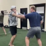 Jakub Dobes, du Canadien de Montréal, à l'entraînement avec un joueur des Lions de Detroit (NFL).