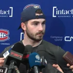 L'attaquant du Canadien de Montréal, Kirby Dach, en conférence de presse devant les médias.