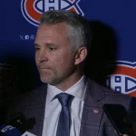 L'entraîneur-chef du Canadien de Montréal, Martin St-Louis, en conférence de presse devant les médias.
