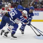 27 septembre 2025; Toronto, Ontario, Canada; L'attaquant des Maple Leafs de Toronto, William Nylander (88), marque contre les Canadiens de Montréal tandis que le défenseur des Canadiens de Montréal, Marc Del Gaizo (37), et l'attaquant des Maple Leafs de Toronto, John Tavares (91), se disputent la position au cours de la troisième période à la Scotiabank Arena.