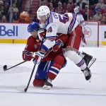 27 septembre 2025; Toronto, Ontario, Canada; L'attaquant des Maple Leafs de Toronto, William Nylander (88), marque contre les Canadiens de Montréal tandis que le défenseur des Canadiens de Montréal, Marc Del Gaizo (37), et l'attaquant des Maple Leafs de Toronto, John Tavares (91), se disputent la position au cours de la troisième période à la Scotiabank Arena.