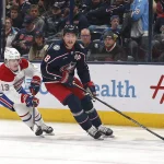 27 novembre 2024 ; Columbus, Ohio, États-Unis ; le défenseur des Blue Jackets de Columbus, Zach Werenski (8), contrôle la rondelle tandis que l'ailier droit des Canadiens de Montréal, Cole Caufield (13), défend, durant la première période à la Nationwide Arena.