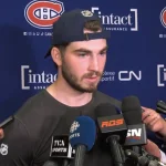 L'attaquant du Canadien de Montréal, Kirby Dach, en conférence de presse devant les médias.