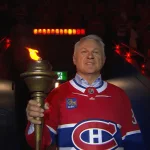 Claude Lemieux, qui porte le flambeau au Centre Bell avant le match du Canadien de Montréal.