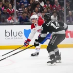 7 mars 2026 ; Los Angeles, Californie, États-Unis ; le centre des Canadiens de Montréal, Kirby Dach (77), contrôle la rondelle sous la pression de l'ailier droit des Kings de Los Angeles, Alex Laferrière (14), durant la troisième période à la Crypto.com Arena.