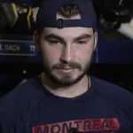 L'attaquant du Canadien de Montréal, Kirby Dach, en conférence de presse devant les médias.