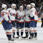 16 avril 2022; Montréal, Québec, Canada; Le défenseur des Capitals de Washington, Justin Schultz (2), célèbre avec les attaquants Marcus Johansson (90) et Anthony Mantha (39), ainsi que les défenseurs Dmitry Orlov (9) et Tom Wilson (43), après avoir marqué un but contre les Canadiens de Montréal en troisième période au Centre Bell.