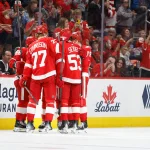 28 mars 2026 ; Détroit, Michigan, États-Unis ; Patrick Kane (88), ailier droit des Red Wings de Détroit, reçoit les félicitations de ses coéquipiers après avoir marqué en troisième période contre les Flyers de Philadelphie à la Little Caesars Arena.