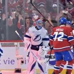 24 avril 2026; Montréal, Québec, Canada; L'attaquant des Canadiens de Montréal, Kirby Dach (77), célèbre avec ses coéquipiers après avoir marqué un but contre le gardien du Lightning de Tampa Bay, Andrei Vasilevskiy (88), en deuxième période du troisième match de la première ronde des séries éliminatoires de la Coupe Stanley 2026 au Centre Bell.