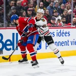 14 avril 2025 ; Montréal, Québec, CAN; Le centre des Blackhawks de Chicago Connor Bedard (98) vérifie le défenseur des Canadiens de Montréal Alexandre Carrier (45) au cours de la première période au Centre Bell.