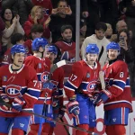 22 novembre 2025; Montréal, Québec, Canada; L\'attaquant des Canadiens de Montréal, Josh Anderson (17), célèbre avec ses coéquipiers, dont l\'attaquant Florian Xhekaj (63), après avoir marqué un but contre les Maple Leafs de Toronto en deuxième période au Centre Bell.