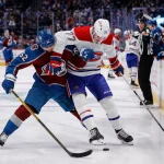 21 décembre 2022 ; Denver, Colorado, États-Unis ; Artturi Lehkonen (62), ailier gauche de l'Avalanche du Colorado, et Kirby Dach (77), centre des Canadiens de Montréal, se disputent la rondelle en première période à la Ball Arena.
