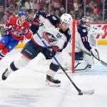 26 mars 2026; Montréal, Québec, Canada; Le défenseur des Blue Jackets de Columbus, Ivan Provorov (9), contrôle la rondelle tandis que l'attaquant des Canadiens de Montréal, Ivan Demidov (93), effectue un échec-avant durant la deuxième période au Centre Bell.