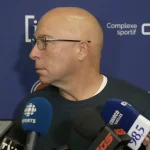 Le directeur général du Canadien de Montréal, Kent Hughes, en conférence de presse devant les médias.