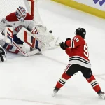 3 janvier 2025 ; Chicago, Illinois, États-Unis ; Connor Bedard (98), centre des Blackhawks de Chicago, tire au but face au gardien des Canadiens de Montréal, Sam Montembeault (35), durant la deuxième période au United Center.